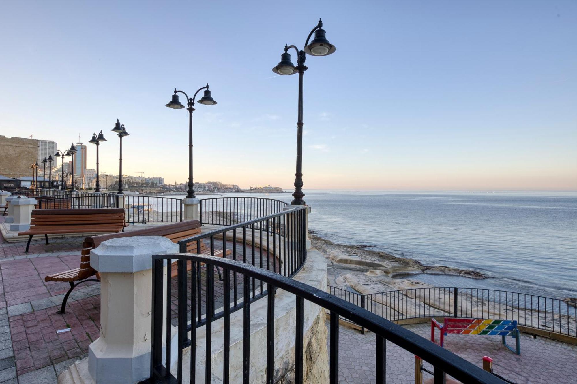 Seafront Sliema Apartment With Balcony & Sea Views By Jl Exteriör bild
